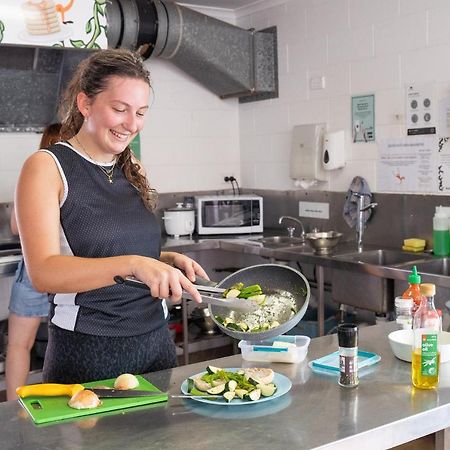 Mad Monkey Waterfront Hostel Cairns Ngoại thất bức ảnh