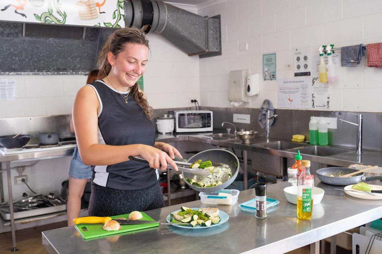 Mad Monkey Waterfront Hostel Cairns Ngoại thất bức ảnh